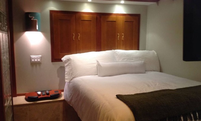 Albany Condo | Beautiful Modern European Style in Law Unit Albany Tropical Yard Jacuzzi Pizza