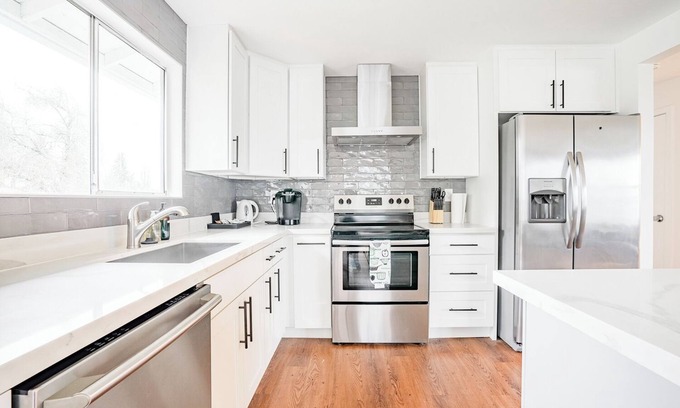 South Beacon Hill House | Beautiful Modern Farmhouse near DT w/6 queen rooms