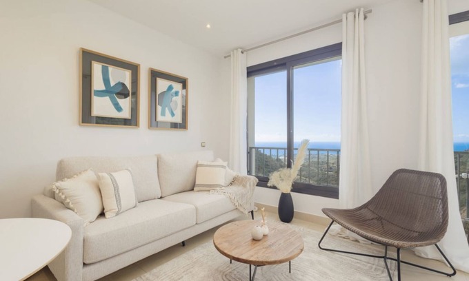 Marbella Apartment | Beautiful modern holiday apartment with amazing sea views with spa and gym