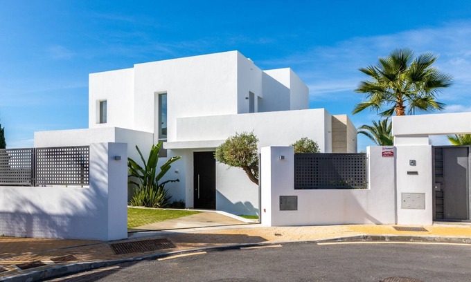 Marbella Villa | Beautiful modern Villa with Amazing views , close to the beach