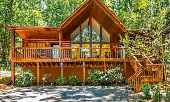 Sevierville Cabin | Beautiful Mountain Cabin Hot Tub Fireplace No Mountain Roads