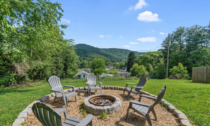Candler House | Beautiful Mountain Views Min to Downtown Asheville