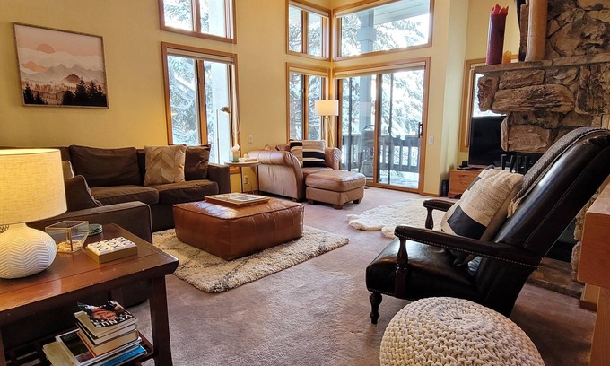Avon House | Beautiful Mountainside Home with Vaulted Ceilings & Fireplace. Free shuttle too!
