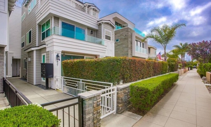 Central Mission Beach Apartment | Beautiful newly constructed townhouse with large rooftop deck!