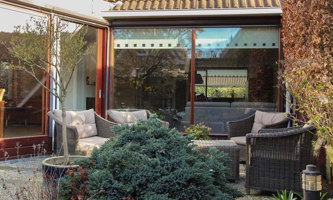 Egmond aan den Hoef Apartment | Beautiful and spacious holiday home ideal for a family with 6 people and a baby. Quiet location, close to the beach, dunes and city.