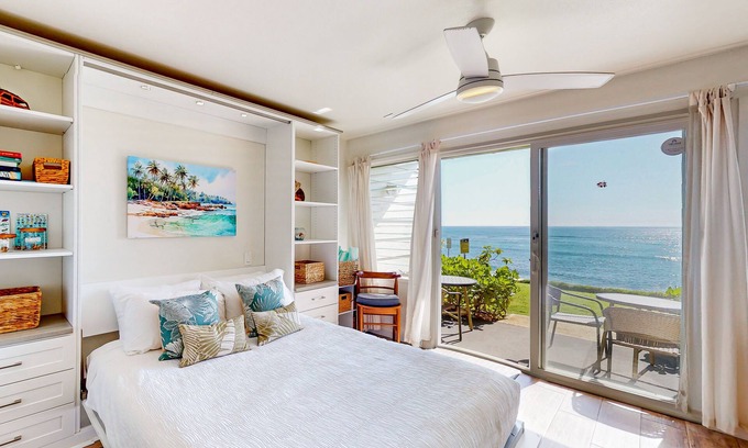 Wailua House Lots Condo | Beautiful oceanfront studio on the beach with outdoor pool & full kitchen