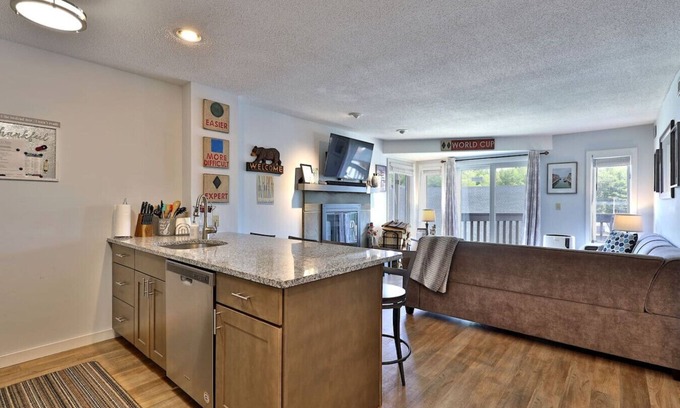Ludlow Condo | Beautiful Okemo Mountain Lodge Condo at Clocktower Base - Direct Ski Access