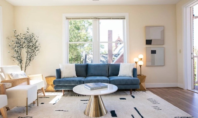 Old Town West Apartment | ⚜Beautiful Old Town 2-Bdrm Apt⚜Free Parking⚜