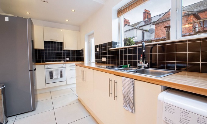 Belfast House | Beautiful Ormeau Park Home - Perfect for Belsonic in June & Central City Breaks