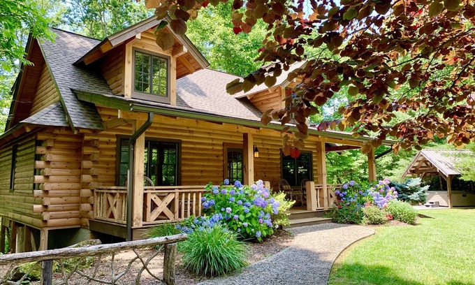Hendersonville Cabin | BEAUTIFUL & PEACEFUL LOG CABIN FIREPLACE, FIRE-PIT & HOT TUB