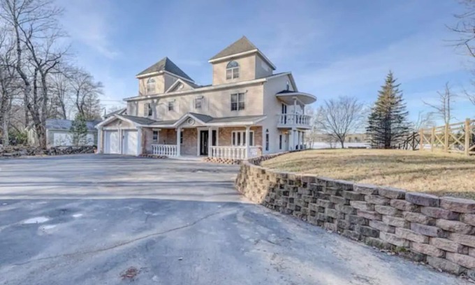 Pocono Summit House | Beautiful Poconos Lakefront 5 bedroom property