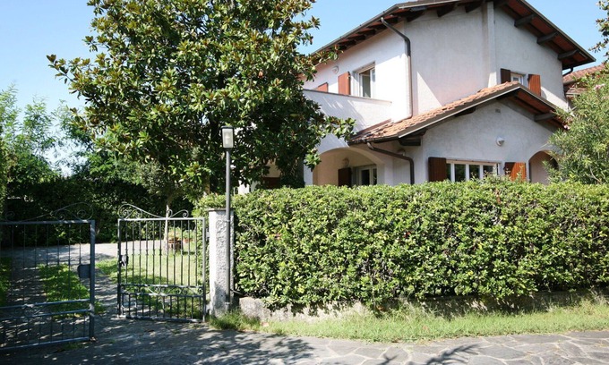 Forte dei Marmi Villa | Beautiful private villa for 8 guests with WIFI, TV and terrace