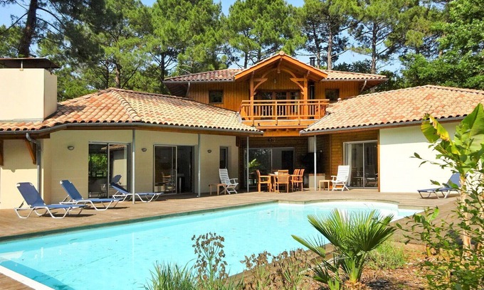 Biscarrosse Villa | Beautiful private villa for 8 guests with WIFI, private pool, TV, terrace and parking