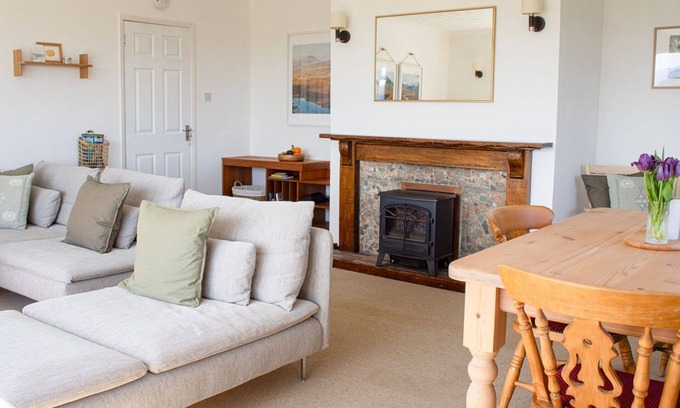 Portree House | Beautiful private villa for 4 guests with WIFI, TV and patio
