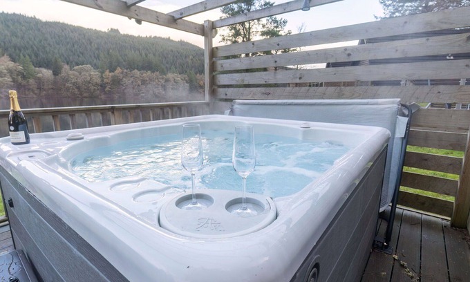 South Laggan House | Beautiful private villa with WIFI, hot tub, TV, terrace, pets allowed and panoramic view