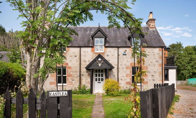 Drumnadrochit Villa | Beautiful private villa for 8 guests with WIFI, TV, patio, pets allowed and parking