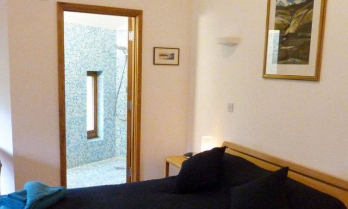 Llandovery Villa | Beautiful private villa for 8 guests with WIFI, TV, patio, panoramic view and parking