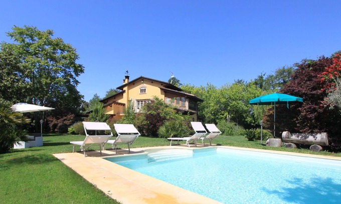 Forte dei Marmi Villa | Beautiful private villa for 9 people with hot tub, WIFI, private pool, A/C, TV, patio and parking