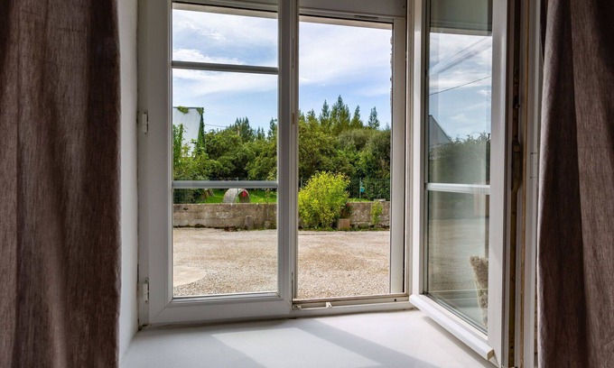Surville House | Beautiful private villa for 4 guests with WIFI, TV and pets allowed