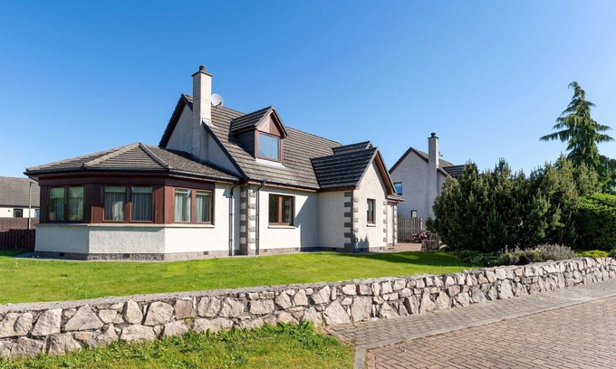 Aviemore Villa | Beautiful private villa for 14 people with WIFI, hot tub, TV, patio, pets allowed and parking