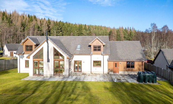 Aviemore Villa | Beautiful private villa for 8 guests with WIFI, TV and patio