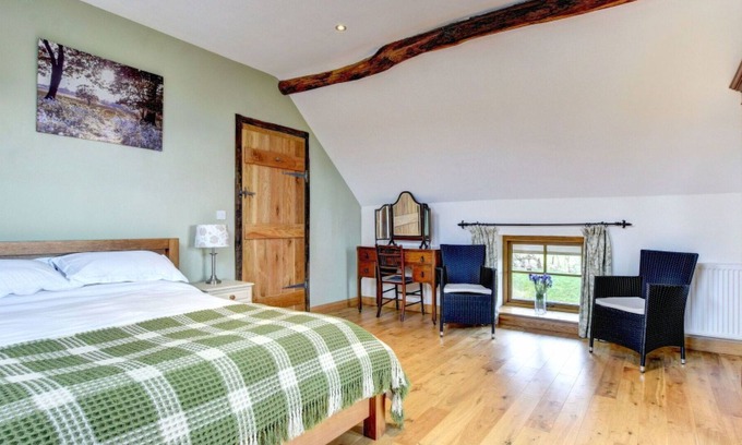 Tywyn Villa | Beautiful private villa for 6 people with WIFI, hot tub, TV, patio, panoramic view and parking
