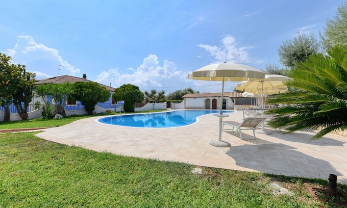 Syracuse Villa | Beautiful private villa for 5 guests with WIFI, A/C, private pool, TV, terrace and pets allowed