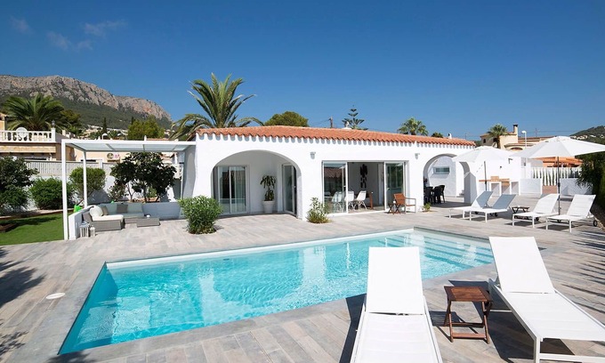 Calpe Villa | Beautiful private villa for 10 guests with WIFI, A/C, private pool, TV, terrace and parking