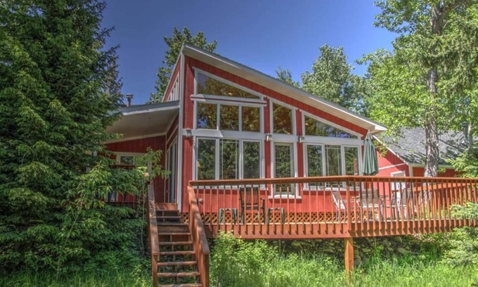 Red Lodge House | Beautiful Red Lodge Cabin right on the river and only minutes from town.