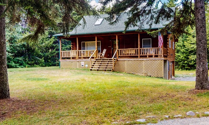 Trenton Cabin | Beautiful, relaxing log cabin with firepit, fast WiFi, and washer/dryer