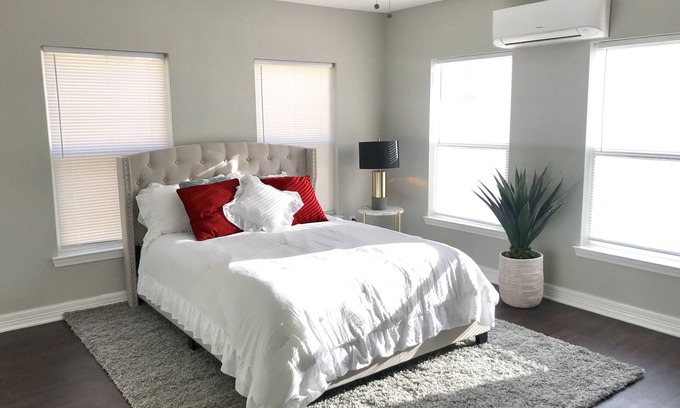 South Central Houston House | Beautiful, Renovated, Cozy & Quiet Vacation Home in Central Houston!