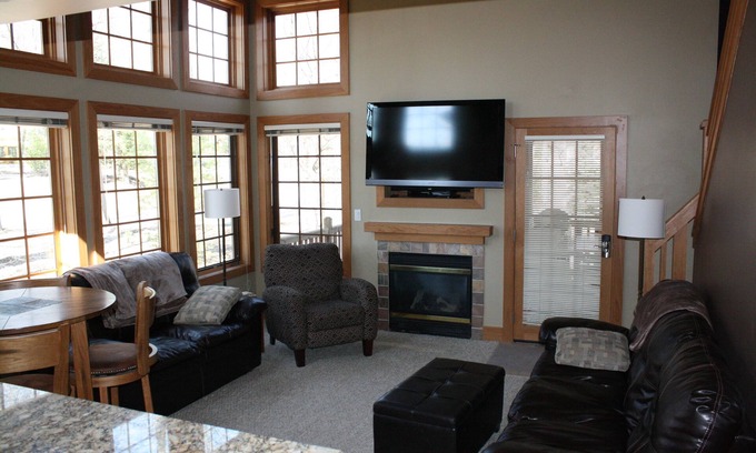 Boyne Falls Condo | Beautiful Renovated Disciple’s Ridge Condo. Near Boyneland. New Carpet in 3/23