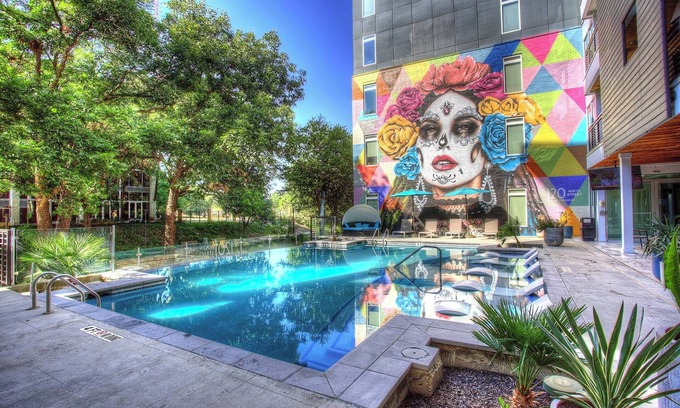 Downtown San Antonio Apartment | Beautiful RiverWalk Apt with Full Amenities, King Bed, Pool, Gym, Free Parking