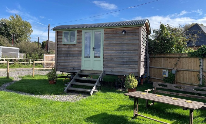 Hayling Island Cottage | Beautiful romantic getaway overlooking fields on the beautiful south coast.