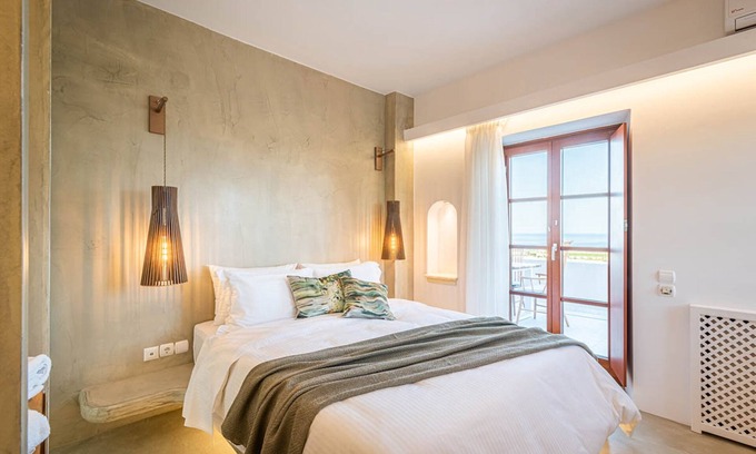 Kamari Villa | Beautiful Santorini | Villa Leon | 4 Bedrooms | Stunning Heated Jacuzzi &.
