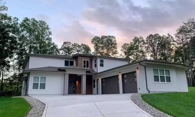 McMinnville House | Beautiful Scenic Mountain large room with Bluff, Creeks and Waterfall.