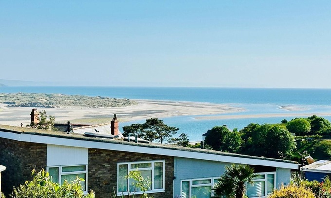 Aberdovey House | Beautiful Seaside House- Spectacular Views - Garden- Free Parking- Pets Allowed