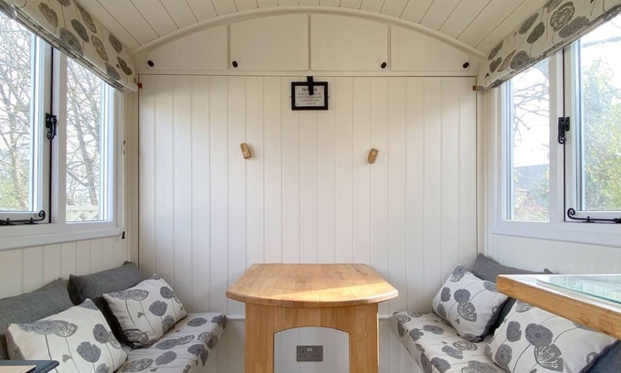 Upper Killay Cabin | Beautiful Shepherds Hut near The Gower