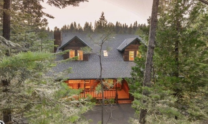 Twain Harte Cabin | Beautiful Sugarpine Cabin! Perfect Fall weather for your next get away!