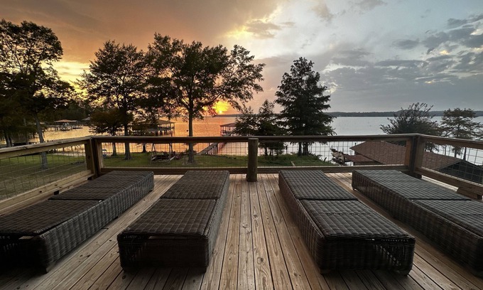 Negreet House | Beautiful Sunset views, fishing from dock, and lakeside fire pit!
