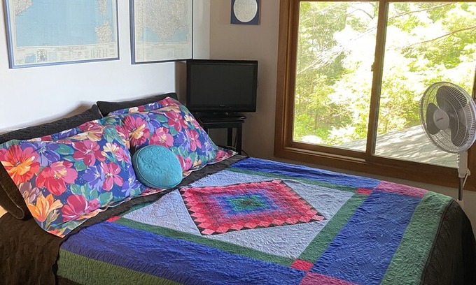Gravenhurst Cottage | Beautiful Sunsets, 2kayaks,SUP,canoe,hot tub,outdoor living on Boathouse,Playset