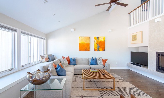 Wonderland Hills House | Beautiful Townhouse on Wonderland Lake