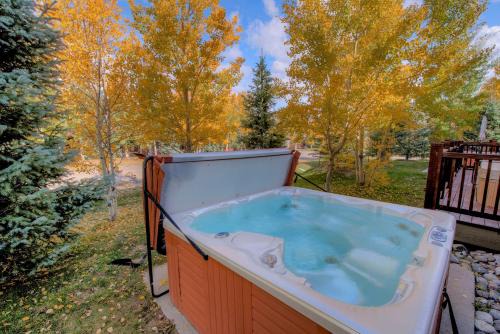 The Highlands House | Beautiful Unit in Quiet Area with Shuttle to Slopes