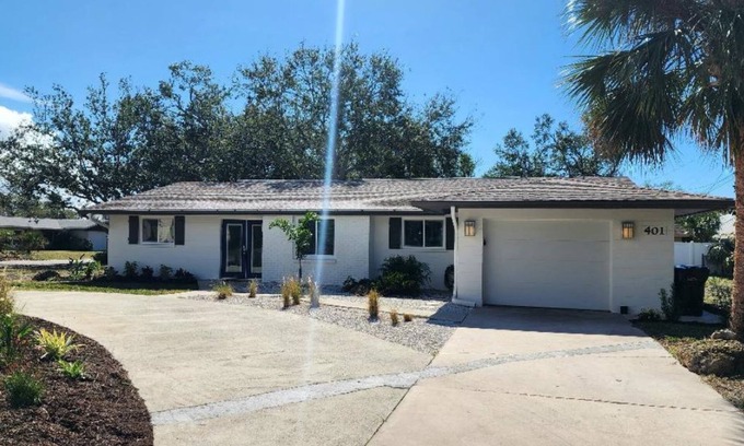 Golden Beach House | Beautiful updated home - Walk to Beach