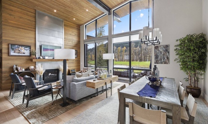 Hoback Junction House | Beautiful views from Fairway 1, enjoy SRSC amenities