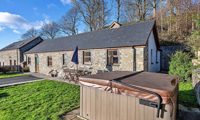 Glandyfi House | Beautiful villa for 6 guests with WIFI, hot tub, TV and pets allowed