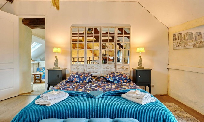 Surville House | Beautiful villa for 4 guests with hot tub, WIFI, TV, terrace and pets allowed