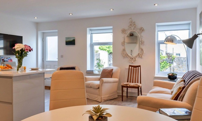Saltash House | Beautiful villa for 6 guests with WIFI and terrace