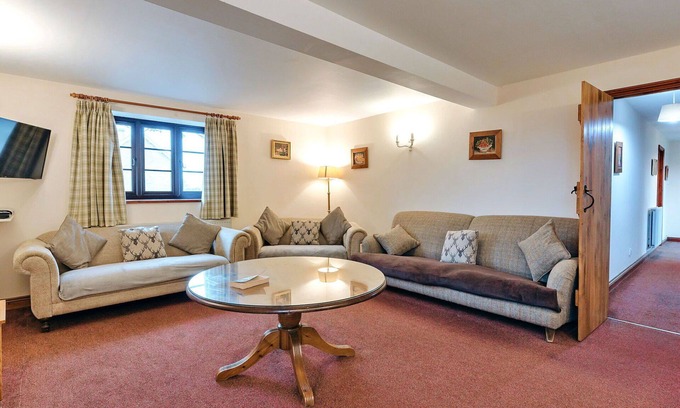 Craven Arms House | Beautiful villa for 8 guests with pool, WIFI and terrace