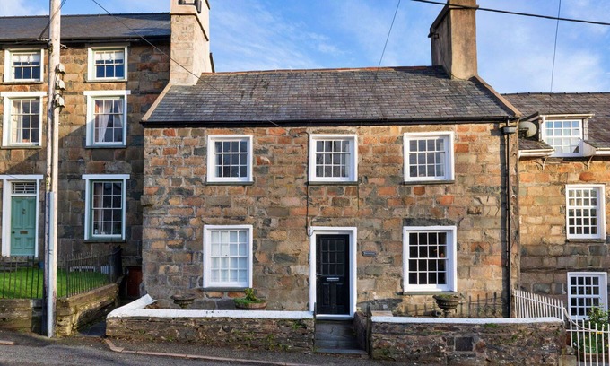 Ffestiniog House | Beautiful villa for 6 guests with hot tub and TV